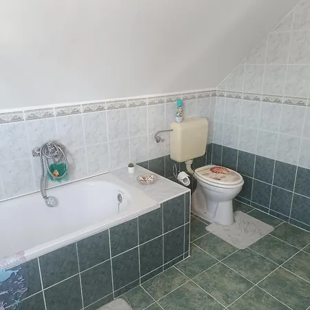 Valika Nyaraloja Balatonkersztur * Balatonkeresztur