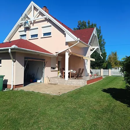 Valika Nyaralója Balatonkersztúr Apartament *